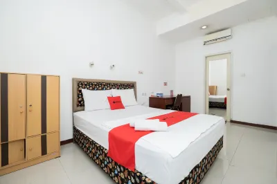 RedDoorz Near Bukit Darmo Golf Hotels in Sukomanunggal
