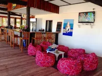 Funky Fish Beach & Surf Resort - bar