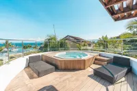 Penthouse with Jacuzzi Near the Sea C2