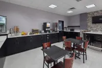 Clarion Pointe Jacksonville Near Camp Lejeune - Parkplatz
