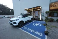 Hilton Garden Inn Lucknow - parking