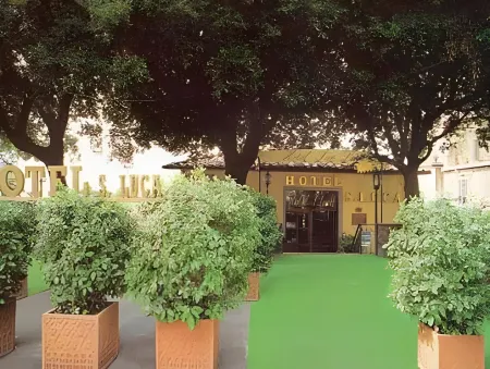 三路卡飯店