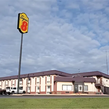Super 8 by Wyndham Clinton