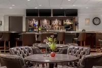 Ramada Plaza by Wyndham Calgary Downtown - ที่มีบาร์