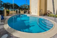 La Quinta Inn & Suites by Wyndham West Palm Beach Airport - Pet friendly