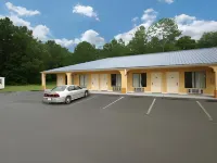 Days Inn by Wyndham DeFuniak Springs - parking