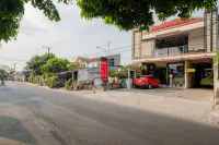 RedDoorz near Kampung Inggris Pare Hotel dekat Toko Pertanian FAST Pare