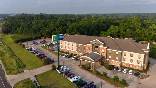 Holiday Inn Express & Suites CLEVELAND by IHG - Parkplatz