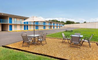 Super 8 by Wyndham Paducah I-24 Exit 4