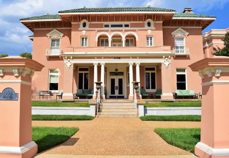 JH Adams Inn, Trademark Collection by Wyndham Отели рядом с достопримечательностью «High Point University»