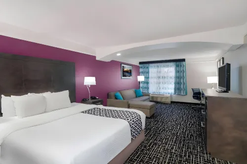 La Quinta Inn & Suites by Wyndham Latham Albany Airport Các khách sạn ở Troy