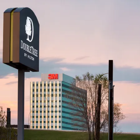 DoubleTree by Hilton St. Paul East Отели рядом с достопримечательностью «Музей науки штата Миннесота»