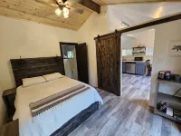 Canyon Falls Cabin.A cozy riverfront cabin located on Canyon Creek