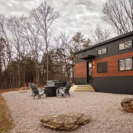 THE CAAMP. Gorgeous 2-bedroom tiny home.  Very close to the Barn/Pebble Creek