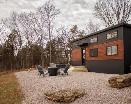 THE CAAMP. Gorgeous 2-bedroom tiny home.  Very close to the Barn/Pebble Creek Hotels in Ste. Genevieve County