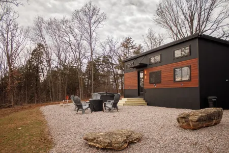THE CAAMP. Gorgeous 2-bedroom tiny home.  Very close to the Barn/Pebble Creek