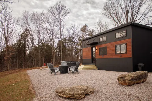 THE CAAMP. Gorgeous 2-bedroom tiny home.  Very close to the Barn/Pebble Creek
