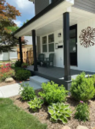Short Walk to the Big House, Modern Spacious 3 BR + Basement Suite, 3.5 baths