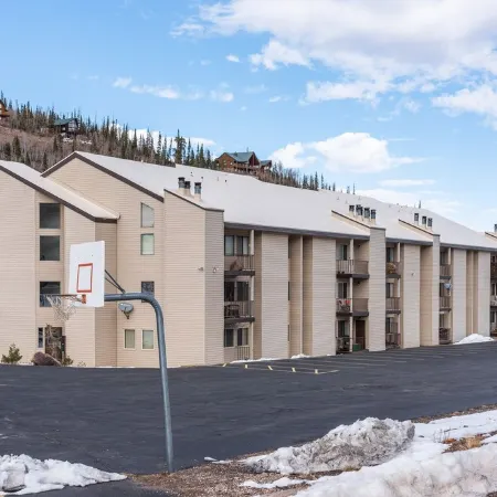 3 BR, 3 Bath sleeps 10. Next to Giant Steps Lodge. Ski in/out