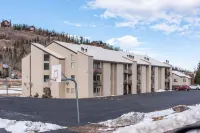 Walk to Giant Steps from this cozy 2 bd/2ba with Private balcony & Mtn views.