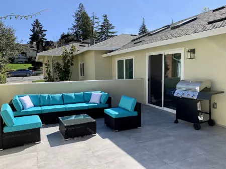 8 BR 8 bath, Great for Groups/Retreats, Complete New Renovation, Walk Downtown Отели рядом с достопримечательностью «Публичная библиотека СанМатео»