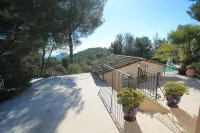 In Tourettes-sur-Loup, charming gite with infinity pool