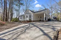 Modern Hideaway near North Hills Hotels near Plantation Square