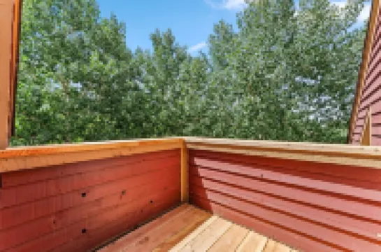 Spacious 2bd 2bth+den. Walk to slopes & Main St!