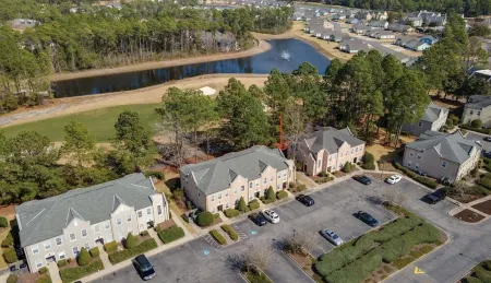 Luxurious Legends Golf Course Condo Отели в г. Ред Хилл