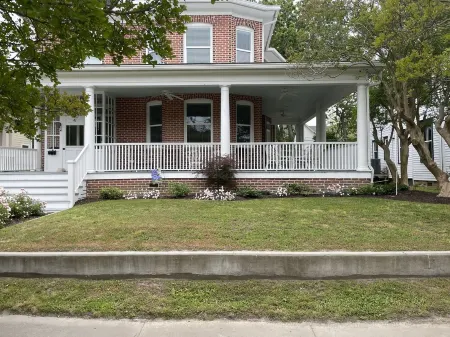 Spacious restored 1914 historic home steps from the beach. Отели в г. Кейп Чарльз