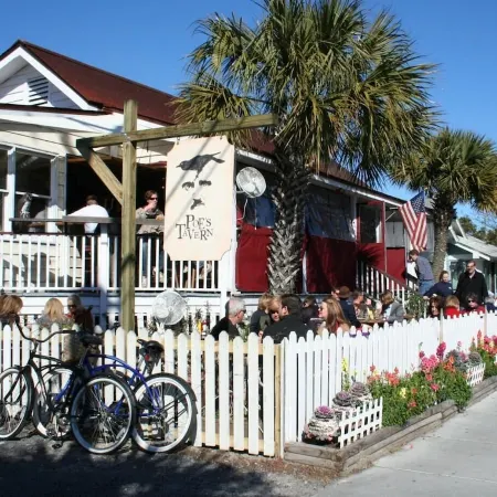 Shem Creek Corner, one block from Historic Shem Creek waterway, beaches close