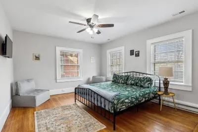 Wade Manor: Game-room, Gym, Office and Fenced in Backyard