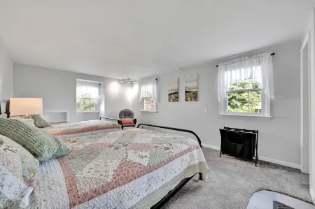 Quiet, private apartment on a 160-year-old farm. Attractions within 5 miles.