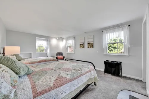 Quiet, private apartment on a 160-year-old farm. Attractions within 5 miles.