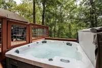 Twin Ponds: King Beds, Hot Tub, Gameroom, 75" TV, Foosball, Air Hockey, PingPong