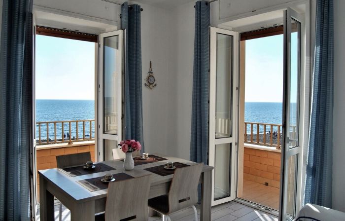 APARTMENT FRONT SEA by Silvia and Massimo