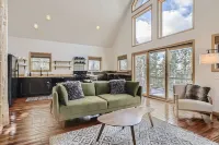 Peaceful Mountain Chalet with gorgeous views!