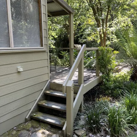 Shadybrook alpine cottage one bedroom No 3 in gardens adjoining the Ovens River