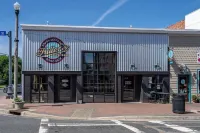 Buckroe Beach Home with King Bed, Grill, Games and 5 min Walk to Beach…Sleeps 8.