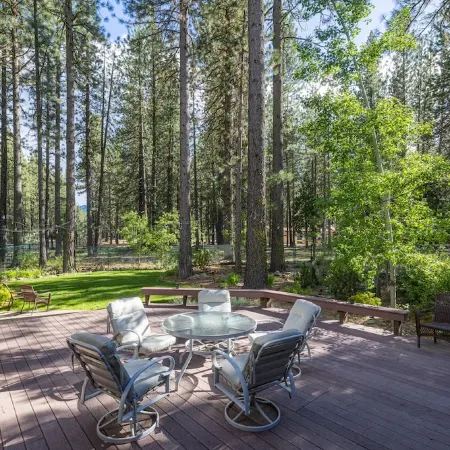 Fun Family Cabin in the Heart of the Lost Sierra w/ BBQ, Games and Tons of Space Отели в г. Пламас Каунти
