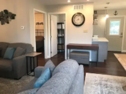 Modern 4 Bedroom 2 Bath Sleeps 10 Newly Renovated Whole House Rental 格拉夫頓酒店