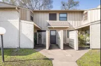 Townhouse Home Away from Home - 2 miles to Texas A&M