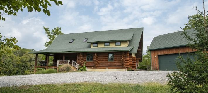 3 acre Lake, Farm Animals Petting Zoo, Horses and Horseback Riding, Room to roam Hotels in Hendricks County