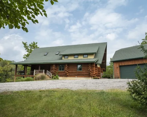 3 acre Lake, Farm Animals Petting Zoo, Horses and Horseback Riding, Room to roam Hotels in Lincoln Township