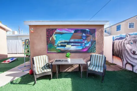 ☀️Casa Del Centro☀️-Full Arcade! 🎯- Sleeps 10! Отели рядом с достопримечательностью «Альбукерке Ботаникал Гарден»