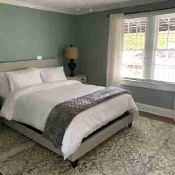 Cozy Cottage on Canton Street just steps away from nightlife, shopping and parks Rooms