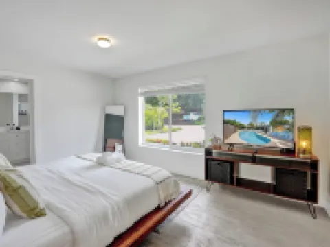 Beachside Haven with Pool & BBQ. 6 min to Beach