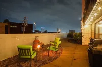 Luxury 2 Bedroom Condo, Midtown - Great Amenities with Pool!