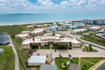 Newly renovated poolside condo @Coral Cay w/ private boardwalk to the beach Hôtels à proximité de : The Dunes Condominiums