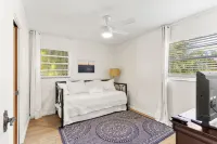 Private Paradise- Updated Mid-Century Home near SRQ Airport